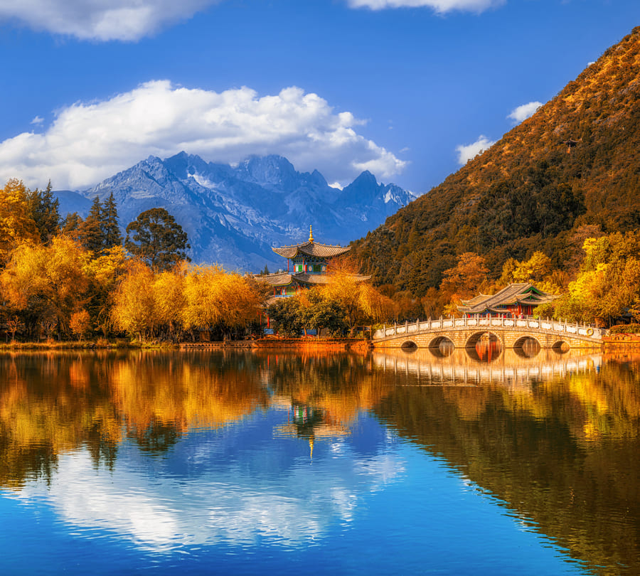 paisaje de un lago en la ciudad de lijiang